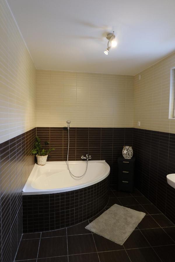 Kajari Apartmanhaz Balatonfokajar ภายนอก รูปภาพ